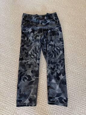 Old Navy women’s  Floral Cropped Leggings